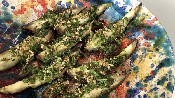 This is a light and refreshing dish, perfect as a starter before a more robust main course.