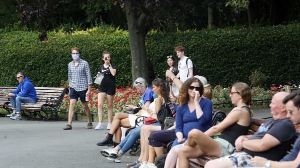 People enjoying St Stephen's Green in Dublin this afternoon (Pic: RollingNews.ie)