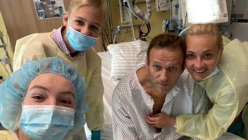 Alex Navalny with his wife and two children in his Berlin hospital (Pic: Alexei Navalny Instagram/Getty handout)