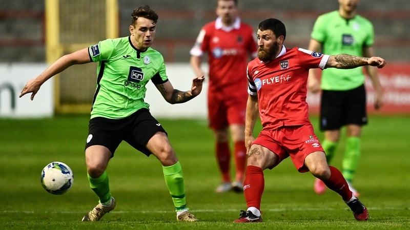 Gary Deegan of Shelbourne (R) battles with Mark Russell
