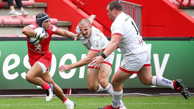 Toulouse winger Cheslin Kolbe breaks through the Ulster defence