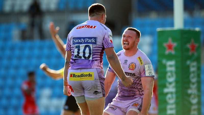 Joe Simmonds (l) of Exeter Chiefs celebrates with his brother Sam after scoring their fourth try