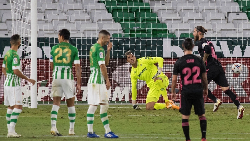 Real Madrid's Spanish defender Sergio Ramos (R) celebrates after scoring from the spot