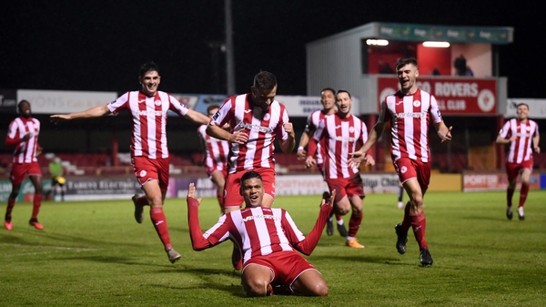 Ryan De Vries celebrates his late winner with his teammates