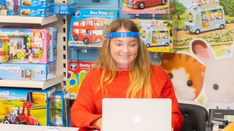 D'oscail Hazel Hodgins siopa breagáin Toy Corner i Maigh Cuileann i nGaillimh bliain ó shin.  Chruthaigh sí féin suíomh gréasáin toycorner.ie ag tús na dianghlasála i mí an Mhárta, agus tá formhór a cuid gnó ar líne ó shin.