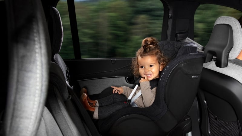 Children should sit facing forwards up to the age of four, the report says.