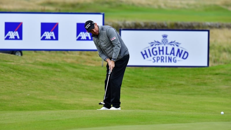 Harrington putts on the 18th green