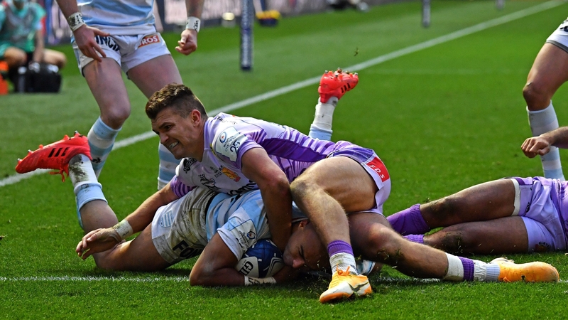 Simon Zebo (L) dives over the line to score his second try