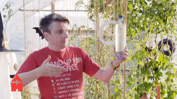 It's sink or swim for Phil in this experiment