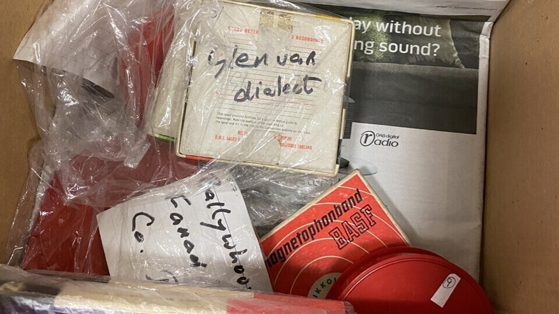 Ábhar oidhreachta ar spóil, chloschaiséid agus dhlúthcheirníní