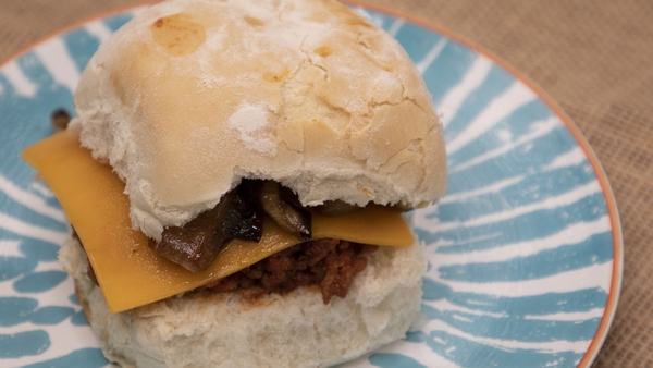 Paul Flynn shows us how to make a 'sloppy Joe' burger.