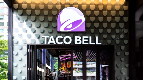 Yum Brands was boosted by strong online sales at its Taco Bell chain as Covid-19 pandemic fears kept customers at home