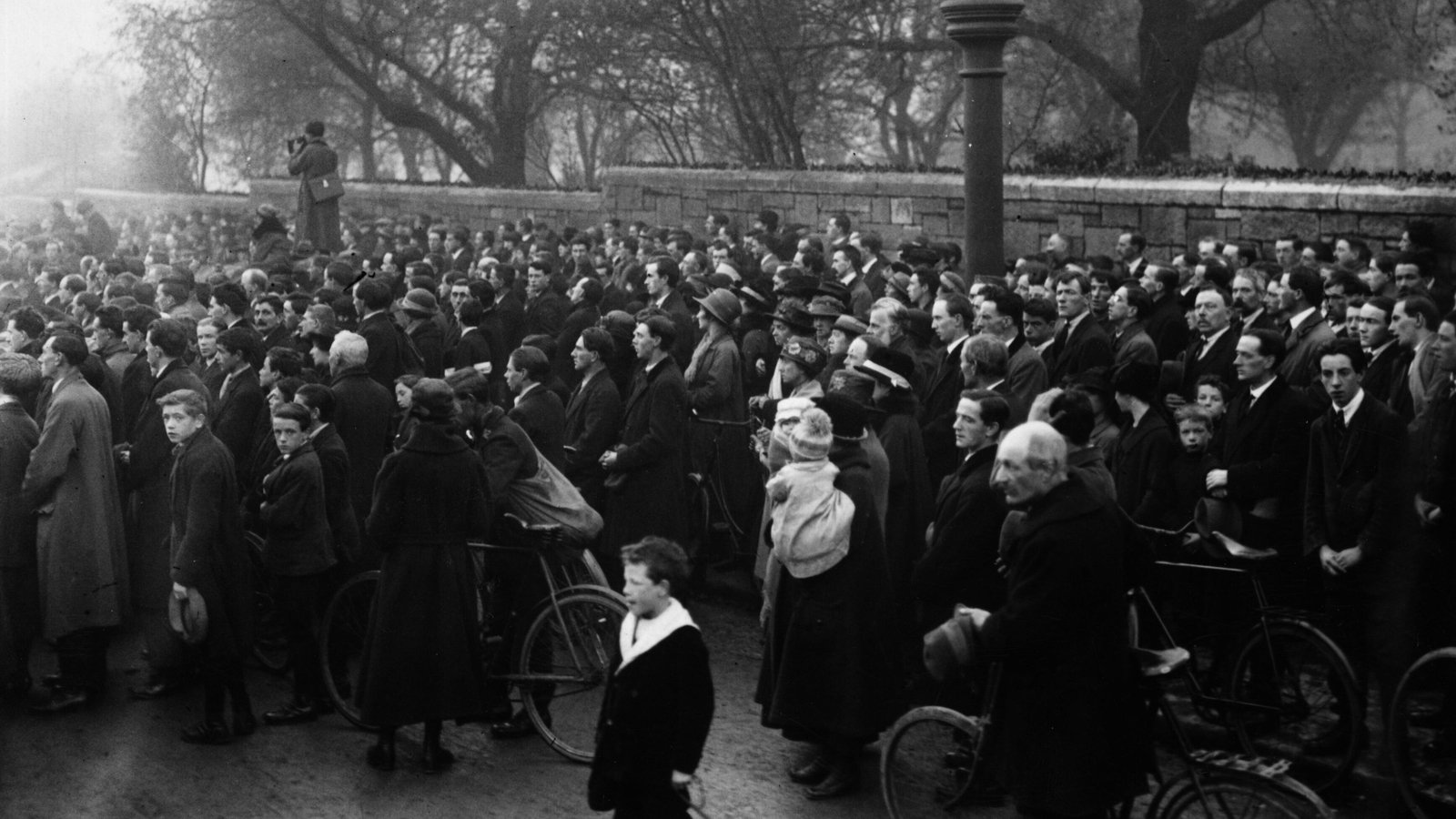 Crowds outside Mountjoy Prison, Dublin, during the execution of Kevin Barry