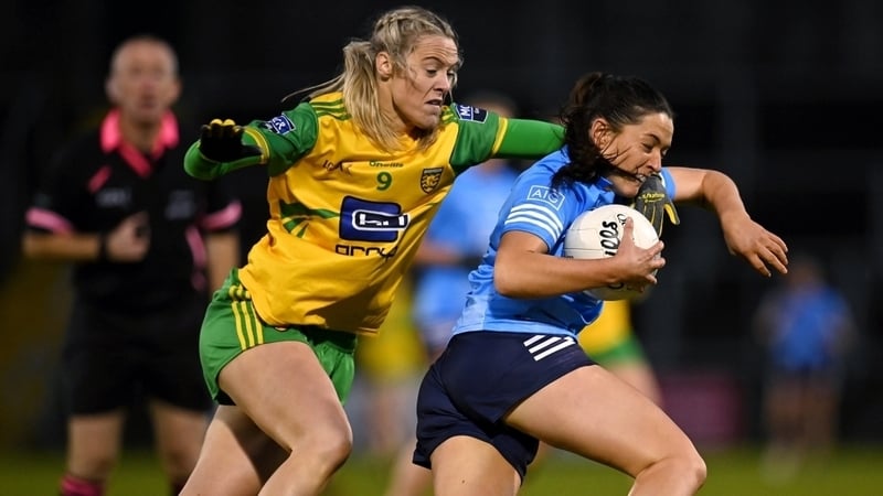 Sinead Goldrick gets past Yvonne Bonner