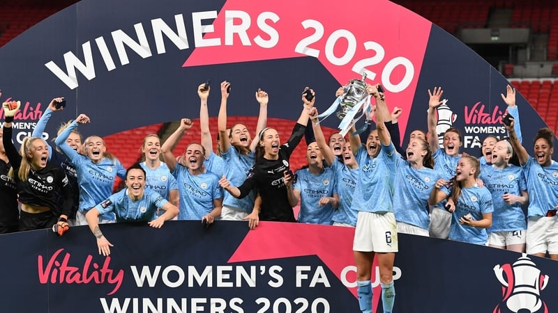 Steph Houghton lifts the Women's FA Cup