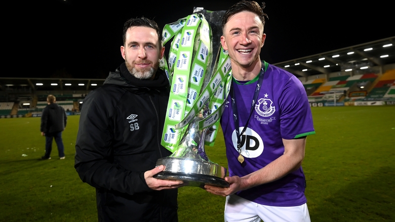 Stephen Bradley and captain Ronan Finn celebrate with the trophy in Tallaght
