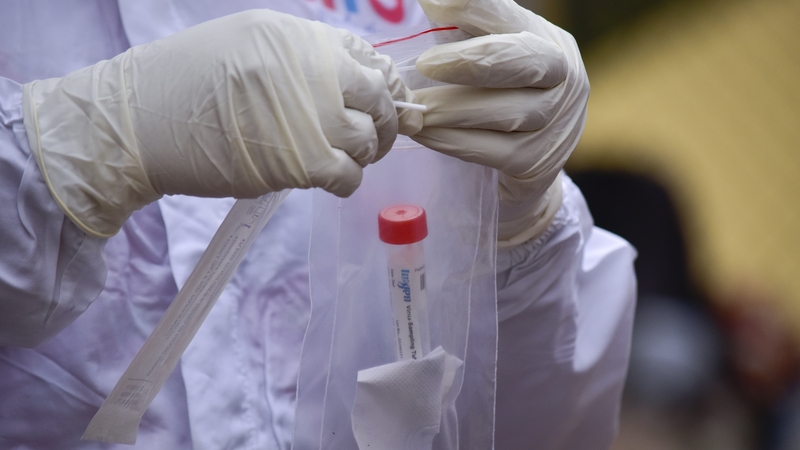 Covid-19: 943 cás nua idir an Phoblacht agus an Tuaisceart