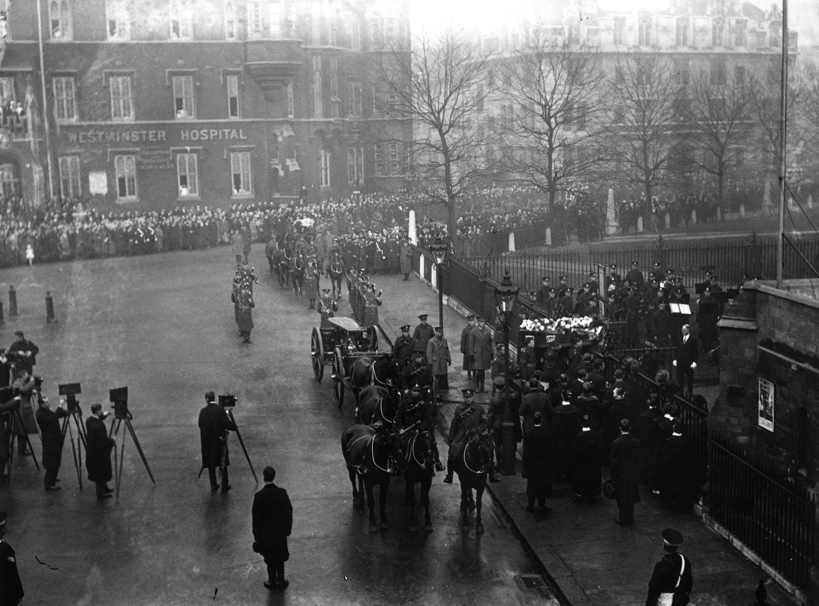 A funeral procession for the British officers killed in Dublin on Bloody Sunday arrives at Westminster Abbey in London. (Photo by A. R. Coster/Topical Press Agency/Getty Images)