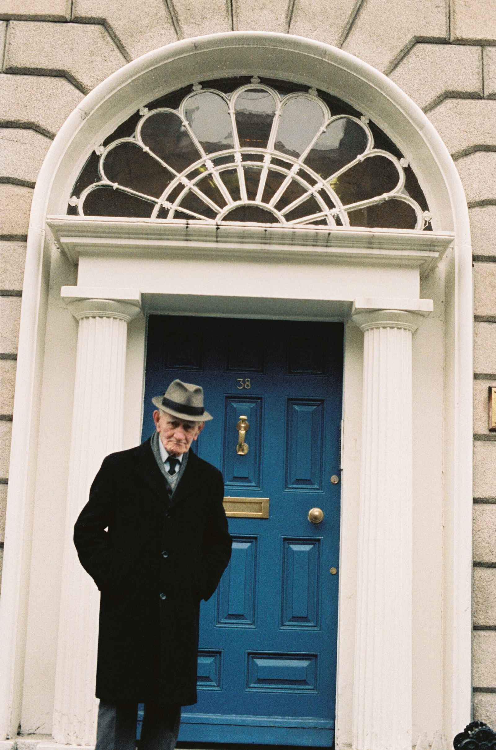 IRA man and member of 'The Squad' Vinnie Byrne outside 38 Mount Street Upper, 1987 (Credit: RTE Stills Library)