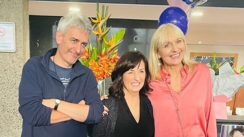 Leithscéal gafa ag Láithreoirí RTÉ maidir le gan scaradh sóisialta a chleachtadh i gceart