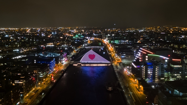 Maser & Damien Dempsey illuminate Beckett Bridge for Movember