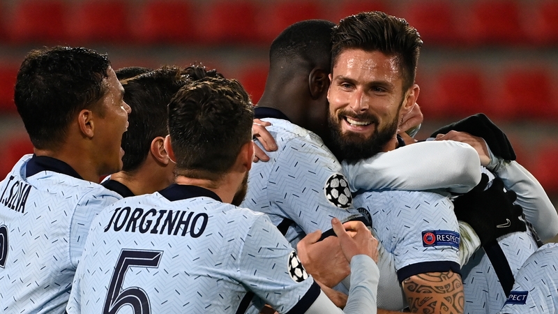 Giroud congratulated by his Chelsea colleagues