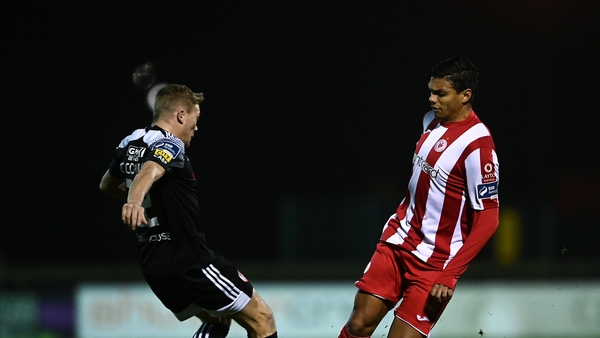 Ryan De Vries of Sligo Rovers in action against Conor McCormack of Derry City
