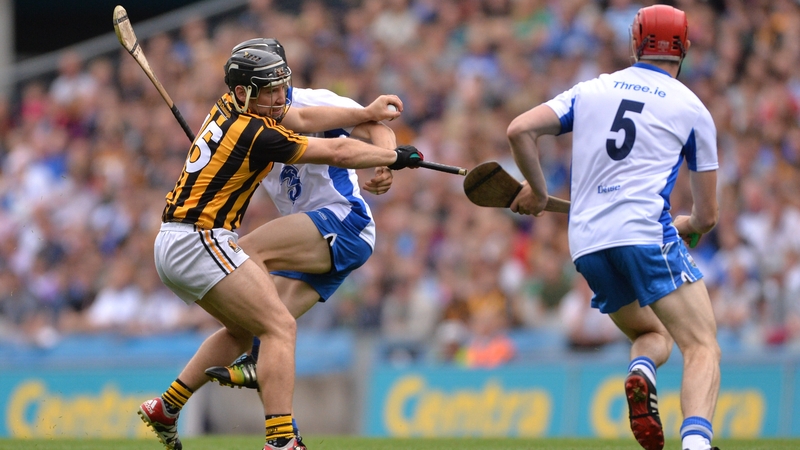 Richie Hogan (L) in action against Jamie Barron and Tadhg de Búrca in 2016