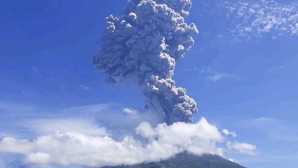 Mount Ili Lewotolok spouted a thick tower of debris 4km into the sky