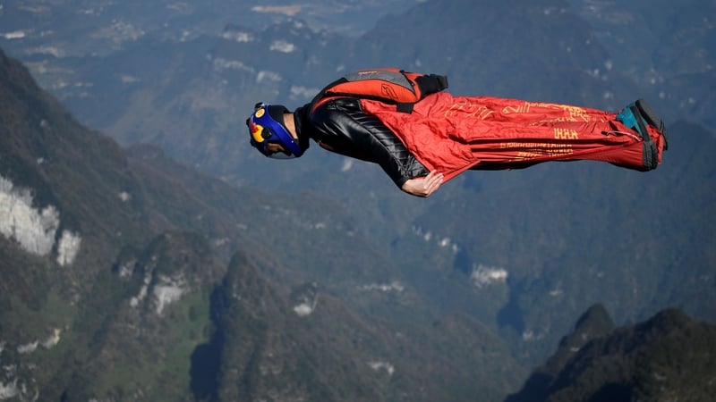 Zhang Shupeng dives head-first off Tianmen Mountain in Zhangjiajie