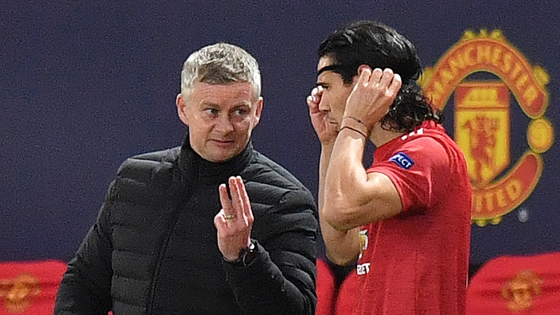 Solskjaer talks with Cavani during a Champions League match against RB Leipzig