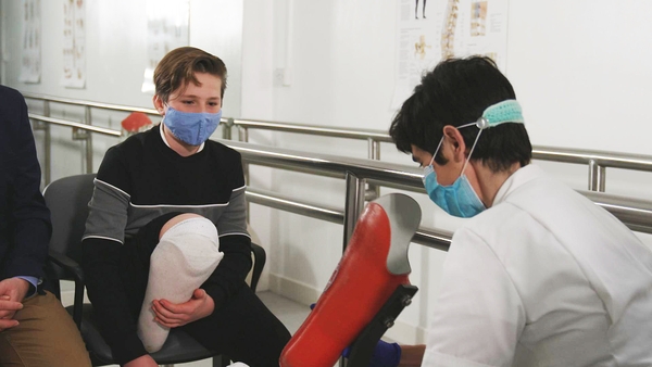 Éanna Kelly with prosthetics specialist Donna Fisher