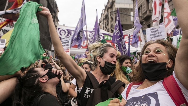 Today's approval was received with an outburst of joy by thousands of young people in green scarves who had spent the night outside the congress building in Buenos Aires