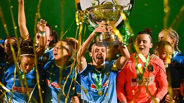 Peamount captain Aine O'Gorman lifts the trophy aloft