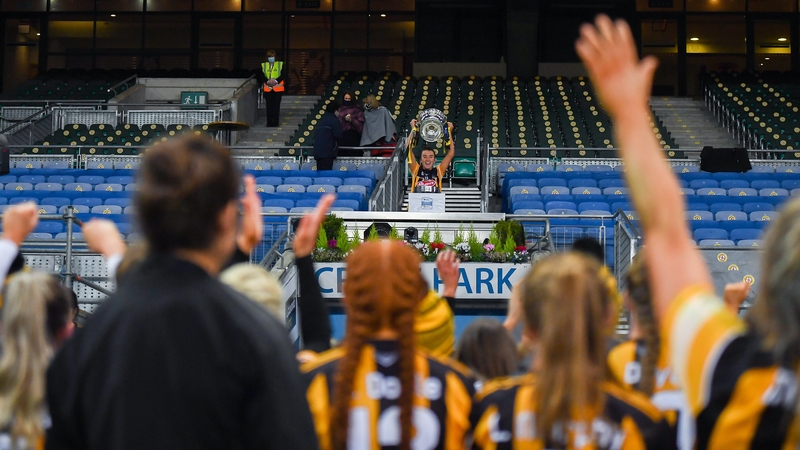 Mary O'Connell of Kilkenny lifts the O'Duffy Cup