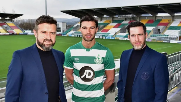 Danny Mandroiu (C) poses with Stephen McPhail (L) and Stephen Bradley
