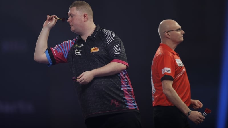 Mickey Mansell (r) won the first set but that was as good as it got