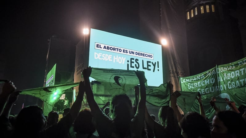 A digital sign reading, 'El Aborto Es Un Derecho. Desde Hoy, Es Ley!' (Abortion is a right. From today, it is law!)