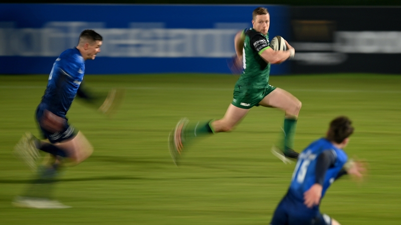 Jack Carty darts away for his first try
