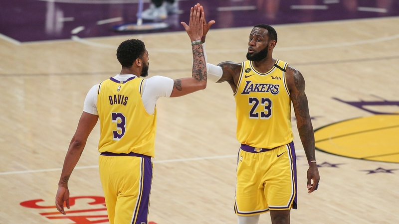 Anthony Davis and Bron James give each other a high five during the Memphis Grizzlies match