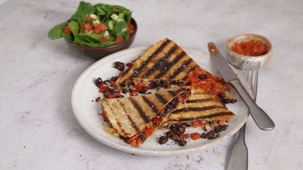 Each serving contains approximately 570 kcal.