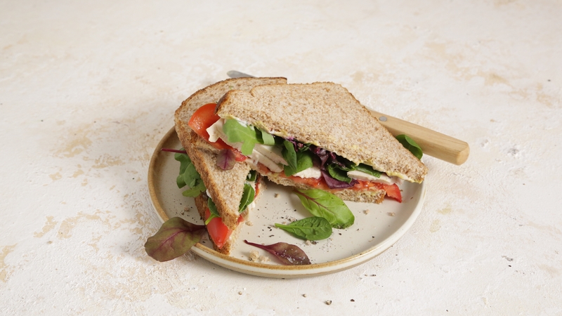 Contains approximately 370 kcal.