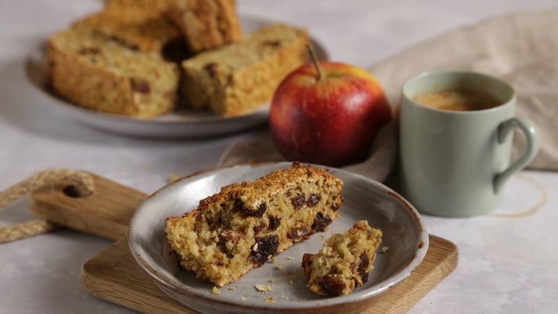 Fruit 'n' nut bar + 1 small piece of fruit such as an apple, kiwi or a mandarin.