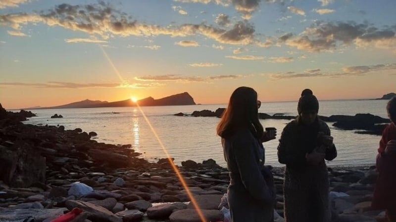 Sláine agus a cairde, le radharc ar an Triúr Deirféar