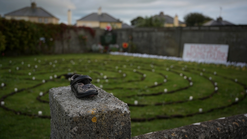 Fianaise na ndaoine a mhair in Áras Thuama atá sa taibhléiriú ealaíonta 'Nochtaithe' agus é bailithe ag micléinn i nGrúpa Stairsheanchais Ollscoil na hÉireann Gaillimh