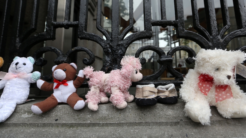 Béiríní beaga i gcuimhne na naíonán ag geataí Theach Laighean