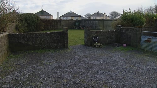 Iarshuíomh an árais máithreacha agus naíonán i dTuaim