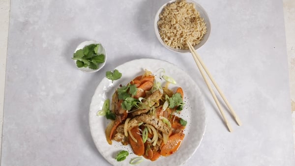 Each serving contains approximately 560 kcal.