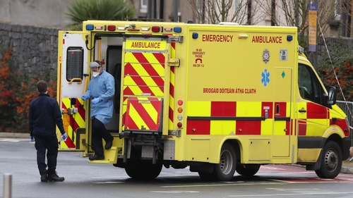 Os cionn 100 othar Covid-19 an ceann i sé ospidéal