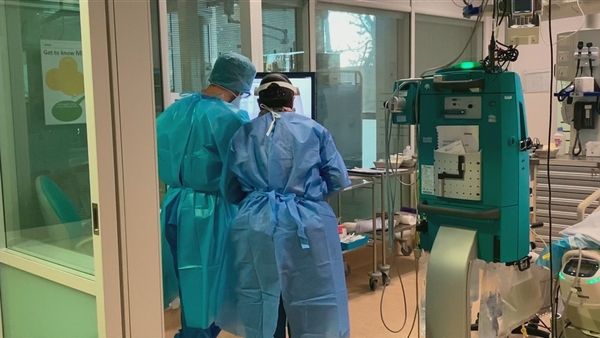 The number of patients being treated for Covid-19 in hospital fell below 600 last night